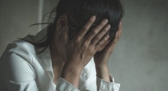 Мати ридає біля могили сина і проклинає медиків: після операції несподівано помер воїн АТО