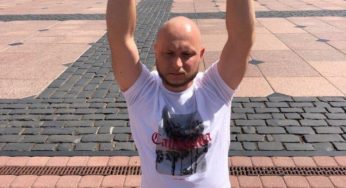 Стікала кров’ю: у Білорусі активіст встав навколішки, тримаючи фото збитої військовими дівчинки