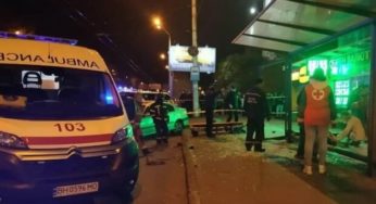 В Одесі автомобіль на швидкості 120 км/год влетів у зупинку з людьми