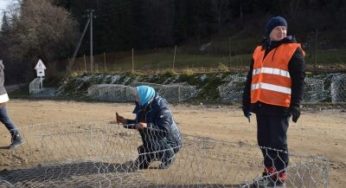 На Буковині жінки показали комунальникам, як будувати дороги: “Звикли до чоловічої роботи”