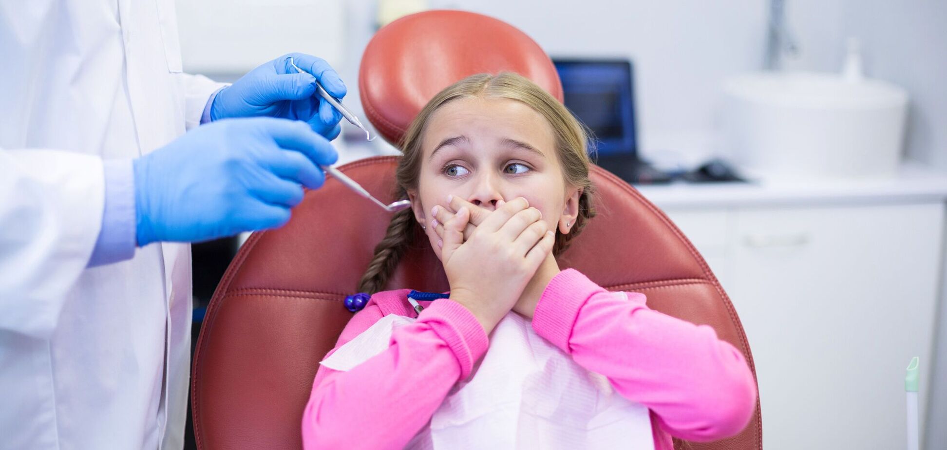 У Рівному стоматологиню звинуватили в знущаннях над дітьми: на відео жінка б'є і душить пацієнтів. 18+