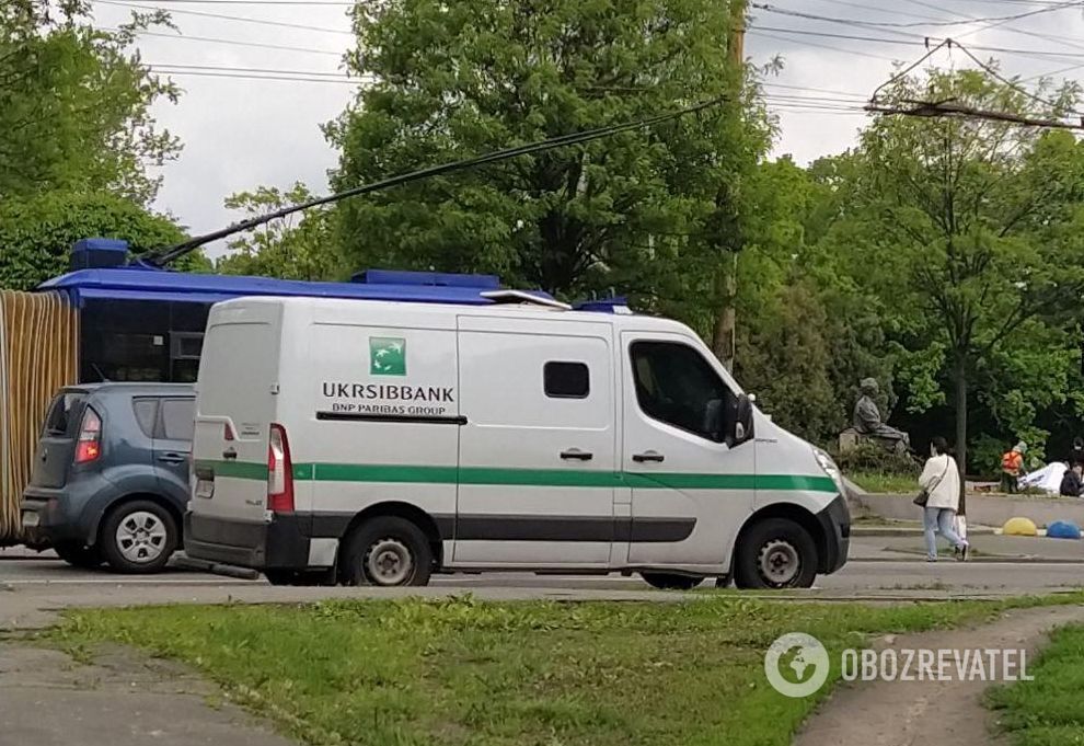 Інкасаторський автомобіль біля VIP-відділення в Голосіївському районі. Фото 2020 р.