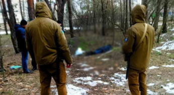 В парку знайшли мертвою ще одну жінку. Фото 18+