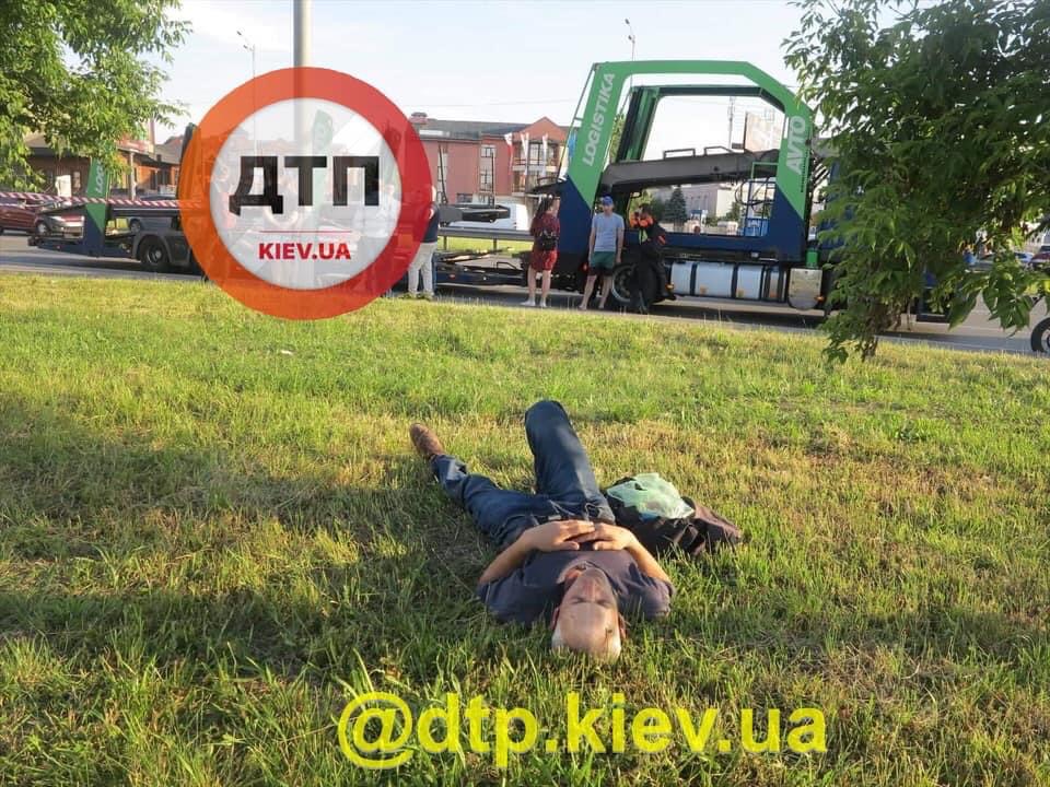 Спав на траві, поки рідні плакали: моторошні деталі ДТП в Києві з п'яним пішоходом і велосипедистом