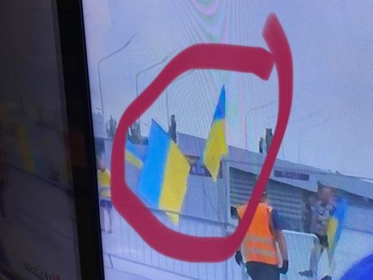 Українські прапори викинули, як сміття. Зустріч збірної в «Борисполі» завершилась скандалом (фото)