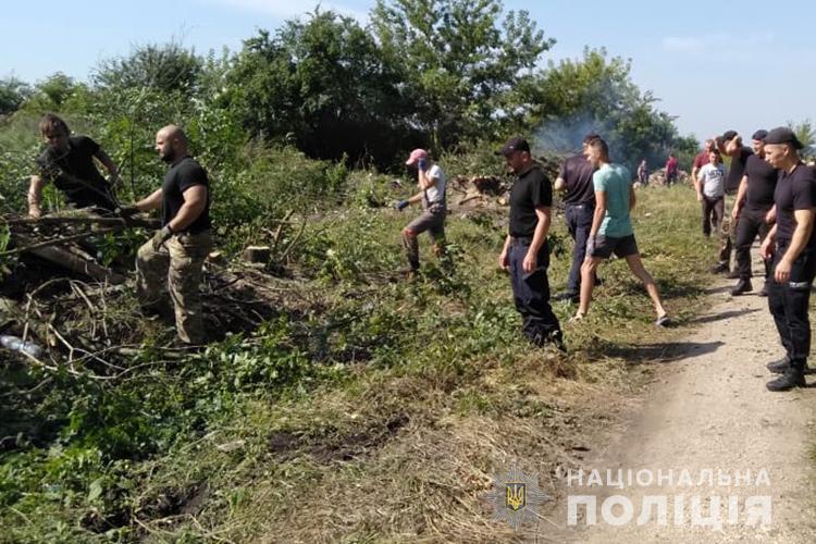 Поліція та добровольці кілька разів прочісували звалище