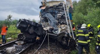 “Є загиблі та понад 40 людей травмованих”: у Чехії два пасажирські потяги потрапили в аварію (ФОТО, ВІДЕО)