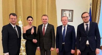Який довольний) “Садовий запросив ескортницю”. Фото мера Львова з дівчиною у відвертій сукні викликало шквал коментарів