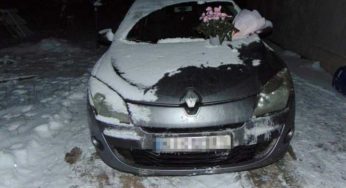 Підпалив авто коханця своєї колишньої дружини та залишив їм квіти
