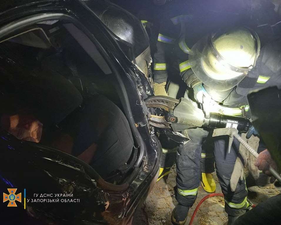 Рятувальники деблокували тіла загиблих із автомобіля