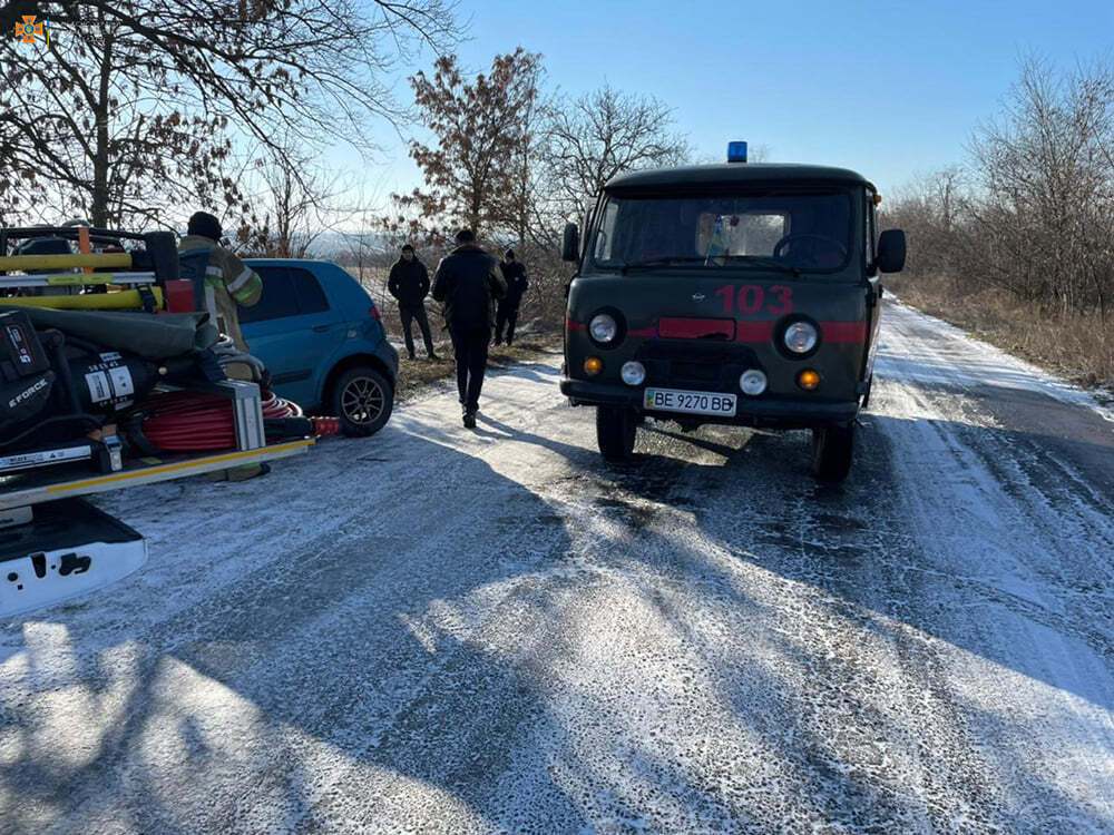 Авто вилетіло з дороги та врізалося в дерево.