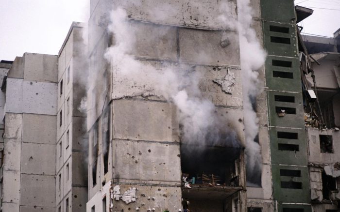 “Дочекалися, поки люди вийдуть на роботу”: у Миколаєві окупанти вдарили по житловій будівлі