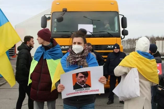 "Відкручуємо номери, пробиваємо колеса": аграрій з Тернопільщини пояснив, чому важливо блокувати російські вантажівки у Європі