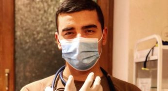 Фото закривавлених рук медика “Азову” з Маріуполя довело до сліз українців