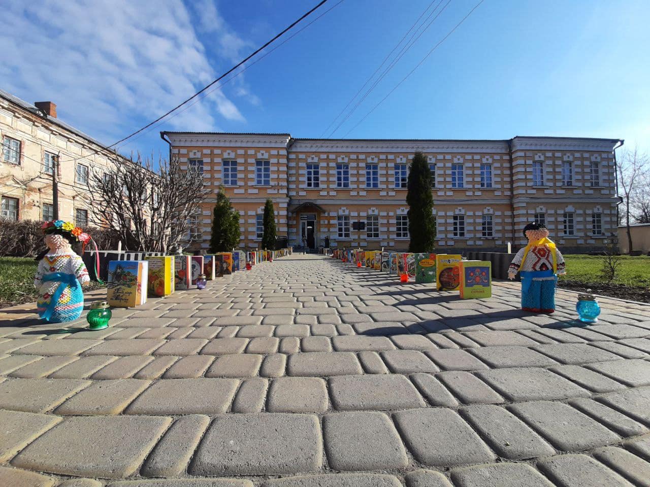 В Україні з'явилася алея зі 165-ма дитячими книжками: кричущі фото, які має побачити світ