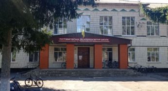 “Перед уроком алгебри гризе собі нігті”: батьки 10-класниці вимагають звільнення вчительки математики