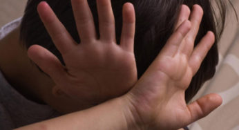 Замикала дитину у металевій конструкції: жінка катувала свого 12-річного сина