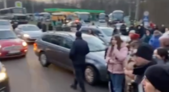 Виїзд чоловіків за кордон з документами від ТЦК: люди добу стоїть у черзі – ситуація на КПП (відео, фото)
