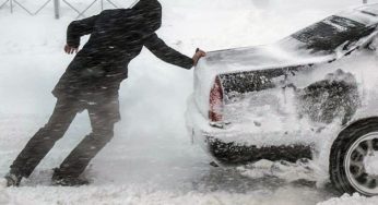 Автомобілі доведеться викопувати з-під снігу через люті хуртовини: синоптики попереджають про різку зміну погоди
